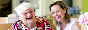 Zwei Menschen in einer positiv gestalteten Beratungssituation