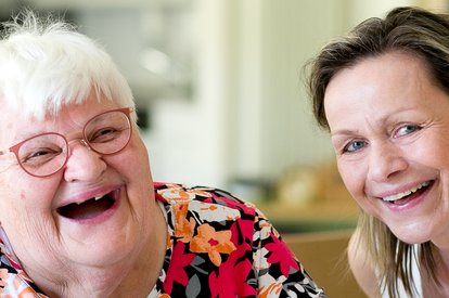 Zwei Menschen in einer positiv gestalteten Beratungssituation
