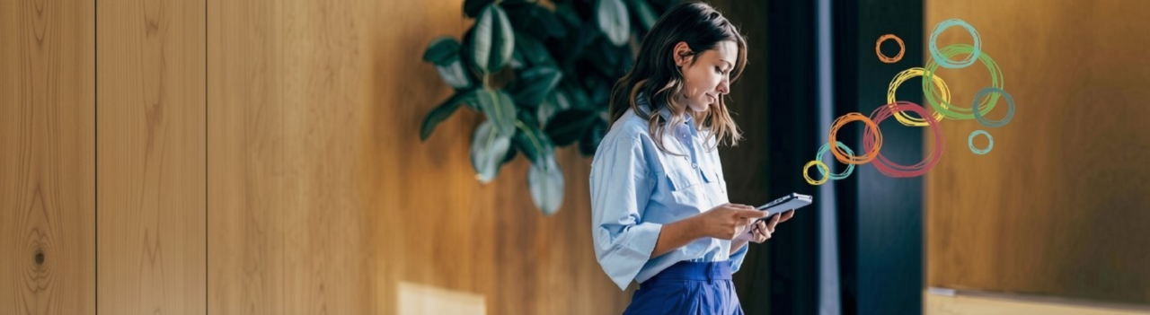 Person mit Tablet, ggf. bei der Buchung einer Fortbildung