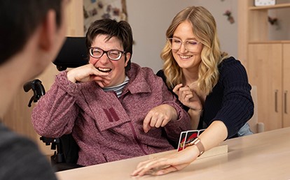 Zwei Frauen spielen Karten